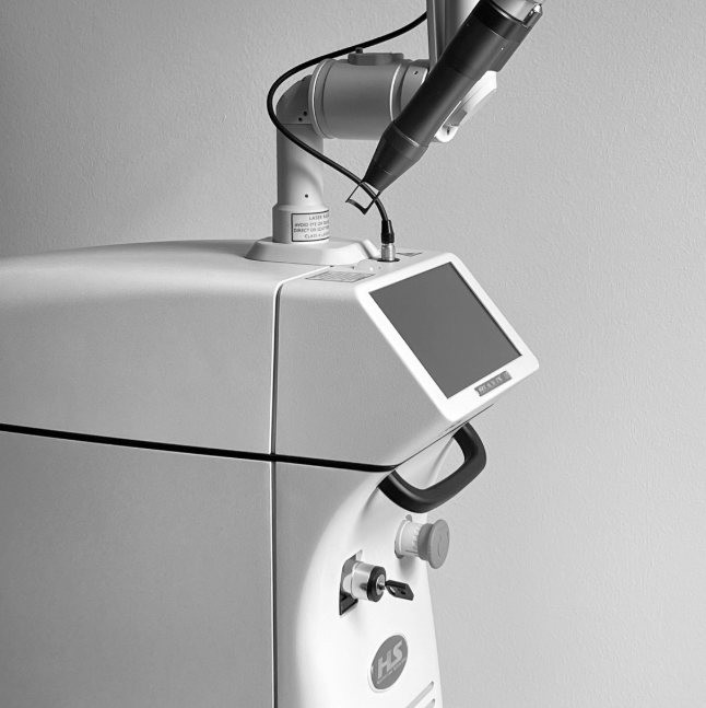 BiAxis NANO Qs NdYAG by HLS Seitenansicht halb Copyright Doctare Laser 2025