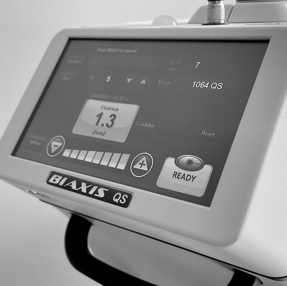 MedizinProdukteSicherheit BiAxis NANO QS NdYAG Laser Display Foto Copyright Doctare Laser 2025