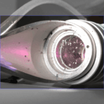 Verschmutztes Laser-Handstück mit Pigmentablagerungen im Nd:YAG-Handstück Abstandshalter Schutzglas Copyright Doctare Laser 2026